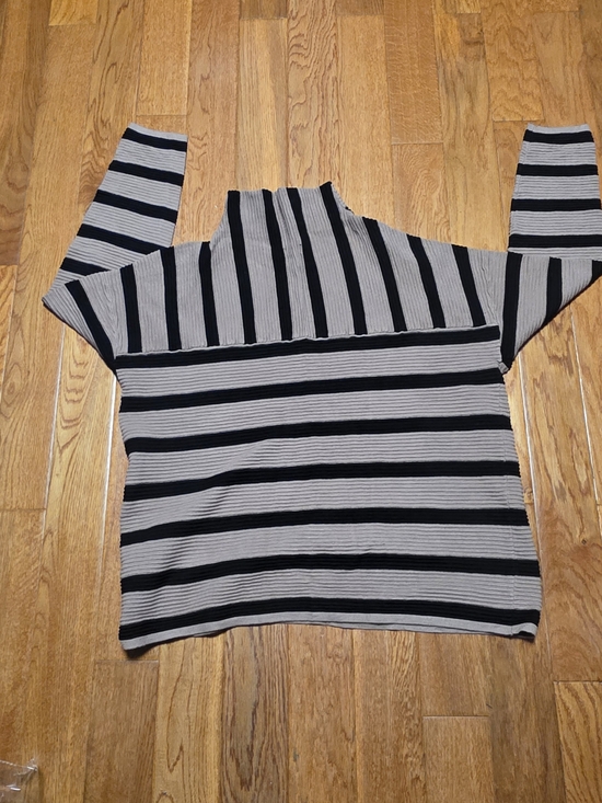 Tahari Sweaters - Tahari Womams   Brown and Black Ribbed Sweater PTP 24.5 Inches